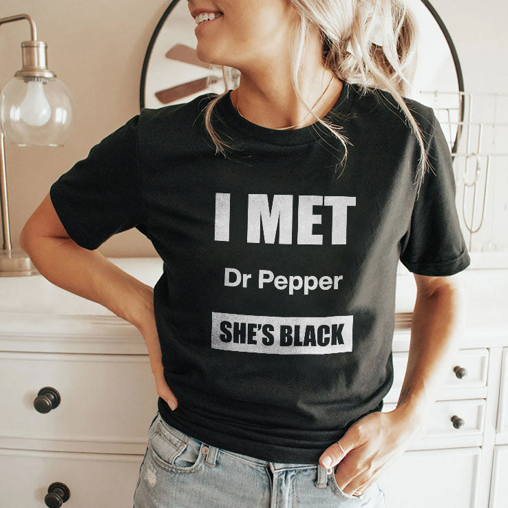 I Met Dr Pepper She’s Black T Shirt Unisex