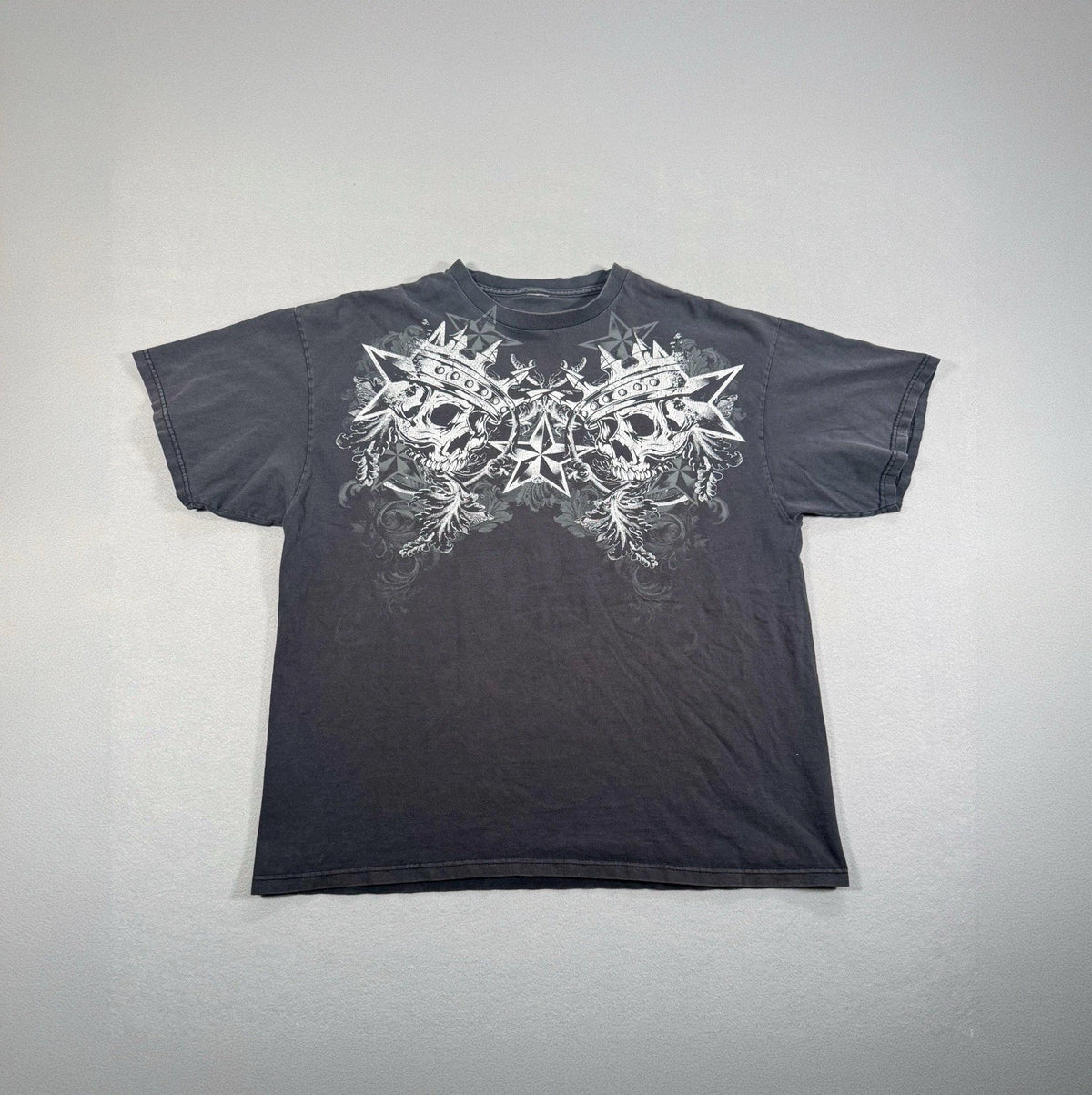 Y2K Faded Black Crowned Skull Graphic T-Shirt Grunge L