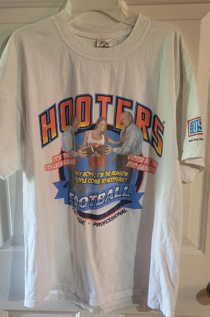 VTG🔥HOOTERS GAME DAY COLLEGE/PRO TSHIRT🔥90s CORSO/BRADSHAW HOOTERS SHIRT🔥USO Unisex